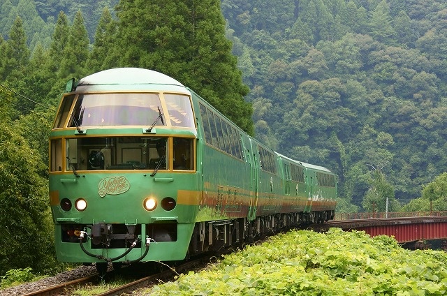 鉄道なら、人気の観光列車「ゆふいんの森号」で旅情を味わえる